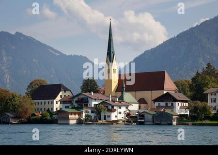 Allemagne, Bavière, Rottach-Egern, ville sur la rive du lac de Tegernsee avec des montagnes en arrière-plan Banque D'Images