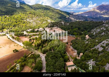 Espagne, Iles Baléares, Escorca, vue en hélicoptère de Santuari de Lluc dans la vallée boisée du massif de Serra de Tramuntana Banque D'Images