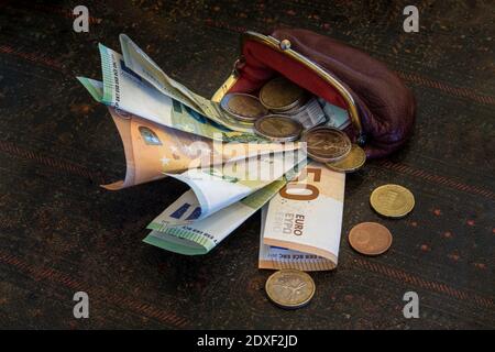 Portefeuille à l'ancienne avec pièces et billets en euros Banque D'Images