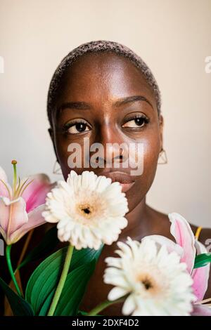 Culotte taille basse féminine bien pensée avec fleurs tout en regardant loin Banque D'Images