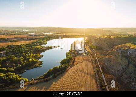 Paysage avec lac le jour ensoleillé Banque D'Images