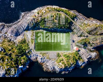 Terrain de football sur l'île par mer à Henningsvaer, Lofoten, Norvège Banque D'Images