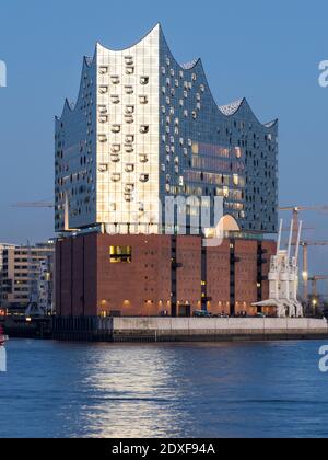 Allemagne, Hambourg, l'Elbphilharmonie at Dusk Banque D'Images