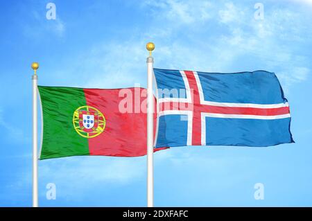 Portugal et Islande deux drapeaux sur les mâts et le ciel bleu Banque D'Images