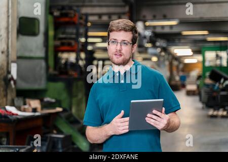 Homme avec une tablette numérique en usine Banque D'Images