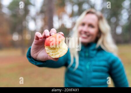 Femme adulte de taille moyenne montrant la pomme mangée au Cannock Chase Banque D'Images