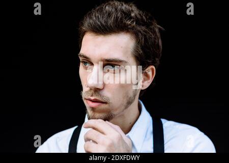 Portrait d'un homme d'affaires élégant portant une chemise blanche et des bretelles noires Banque D'Images