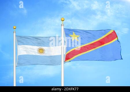 Argentine et République démocratique du Congo deux drapeaux sur les mâts et ciel bleu Banque D'Images