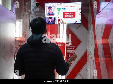 (201224) -- BEIJING, 24 décembre 2020 (Xinhua) -- UN client scanne son visage pour payer dans un supermarché libre-service à Xiong'an, dans la province de Hebei, dans le nord de la Chine, 10 décembre 2019. Avec le développement de nouvelles technologies telles que le 5G, l'intelligence artificielle et le système de navigation par satellite BeiDou (BDS), la technologie sans pilote est en train d'insuffler un élan dans les industries traditionnelles, de rendre la vie des gens plus facile et plus pratique en Chine, et d'apporter une innovation et une transformation profondes. Du commerce, de l'agriculture, des transports, de la production industrielle à la protection de l'environnement, la Chine a Banque D'Images