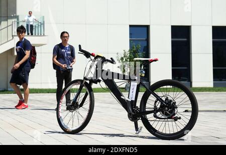 (201224) -- BEIJING, 24 décembre 2020 (Xinhua) -- une bicyclette sans pilote est présentée pendant la pause du match au concours international de 2019 de robots autonomes de marche intelligents à Beijing, capitale de la Chine, le 17 août 2019. Avec le développement de nouvelles technologies telles que le 5G, l'intelligence artificielle et le système de navigation par satellite BeiDou (BDS), la technologie sans pilote est en train d'insuffler un élan dans les industries traditionnelles, de rendre la vie des gens plus facile et plus pratique en Chine, et d'apporter une innovation et une transformation profondes. Du commerce, de l'agriculture, des transports, dans Banque D'Images
