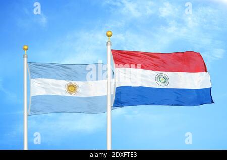 Argentine et Paraguay deux drapeaux sur les mâts et le ciel bleu Banque D'Images