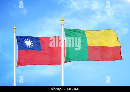 Taïwan et le Bénin deux drapeaux sur les mâts et le ciel bleu Banque D'Images