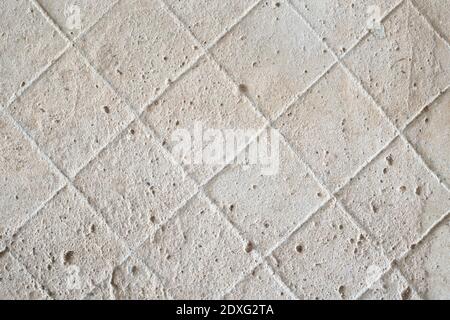 Un plancher de détresse abstrait, fond blanc et gris, grunge de stuc, ciment ou mur de béton texturé. Sol en ciment gris endommagé avec fissure et ligne Banque D'Images