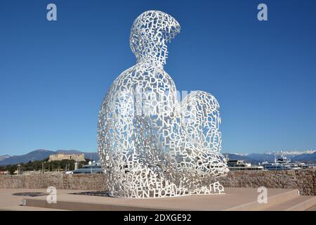 France, côte d'azur, Antibes, la nomade de l'artiste espagnol Jaume Plenza, une sculpture d'un espiègrant en lettres peintes en acier blanc. Banque D'Images