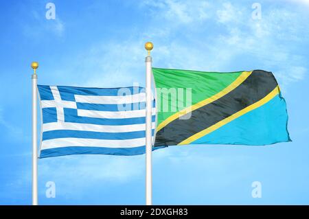 Grèce et Tanzanie deux drapeaux sur les mâts et le ciel bleu Banque D'Images