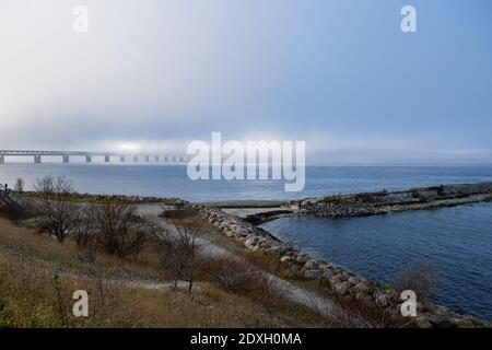 Un pont dans le brouillard. Bleu océan et brume en arrière-plan. Photo du pont reliant Malmo, Suède à Copenhague, Danemark Banque D'Images