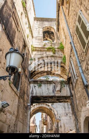 Passage et anciennes maisons en pierre, rue étroite de la vieille ville de Split, Croatie Banque D'Images