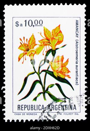 MOSCOU, RUSSIE - 30 MARS 2019 : un timbre imprimé en Argentine montre Amancay (Alstromeria aurantiaca), série de fleurs, vers 1983 Banque D'Images