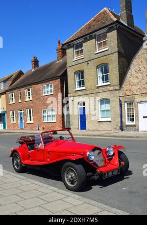 Voiture de sport Red Marlin garée dans la vieille ville de St Ives. Banque D'Images