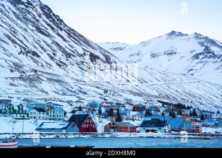 Vue sur la ville de Siglufjordur à l'aube en hiver, côte nord de l'Islande Banque D'Images