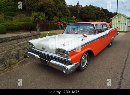 Voiture classique américaine Ford Galaxie garée devant les arbres. Banque D'Images