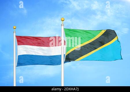 Pays-Bas et Tanzanie deux drapeaux sur les mâts et le ciel bleu Banque D'Images