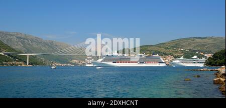 Trois bateaux de croisière amarrés dans le port de Gruz, près du pont Tudjman. Banque D'Images