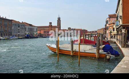 Vue sur les bateaux et les boutiques de Murano Venise sur le canal. Banque D'Images