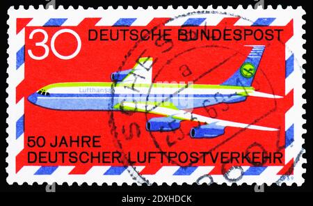 MOSCOU, RUSSIE - 30 MARS 2019: Un timbre imprimé en Allemagne montre 50 ans Luftpost, série allemande de courrier aérien, vers 1969 Banque D'Images