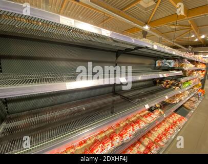 Berlin, Allemagne. 24 décembre 2020. Des étagères à pain vides sont visibles dans une succursale d'une chaîne de supermarchés à Mahlsdorf. Credit: Paul Zinken/dpa/Alay Live News Banque D'Images