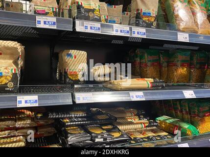 Berlin, Allemagne. 24 décembre 2020. Des étagères à pain vides sont visibles dans une succursale d'une chaîne de supermarchés à Mahlsdorf. Credit: Paul Zinken/dpa/Alay Live News Banque D'Images