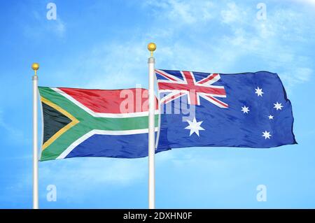 Afrique du Sud et Australie deux drapeaux sur les mâts et le bleu ciel Banque D'Images