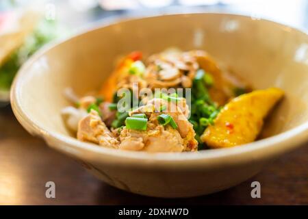 Mi Quang : plat de nouilles vietnamiennes originaire de la province de Quang Nam, dans le centre du Vietnam. Mi quang et matière première comme viande de porc, salade, veget Banque D'Images