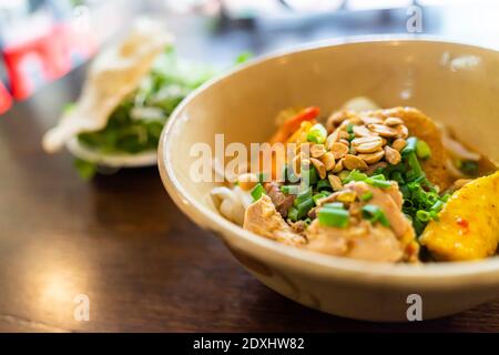 Mi Quang : plat de nouilles vietnamiennes originaire de la province de Quang Nam, dans le centre du Vietnam. Mi quang et matière première comme viande de porc, salade, veget Banque D'Images