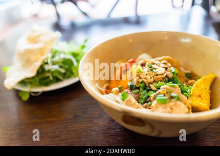 Mi Quang : plat de nouilles vietnamiennes originaire de la province de Quang Nam, dans le centre du Vietnam. Mi quang et matière première comme viande de porc, salade, veget Banque D'Images