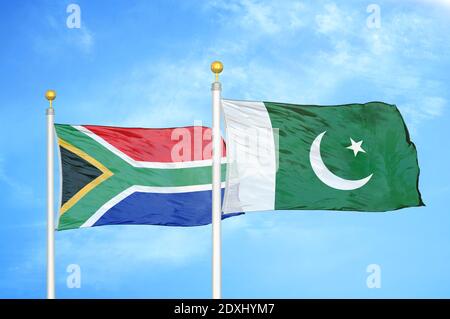 Afrique du Sud et Pakistan deux drapeaux sur les mâts et le bleu ciel Banque D'Images
