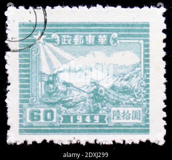 MOSCOU, RUSSIE - 23 MARS 2019 : timbre-poste imprimé en Chine, en République populaire de Chine - les numéros régionaux montrent Steam train & postal Runner, EAST CHINA ser Banque D'Images