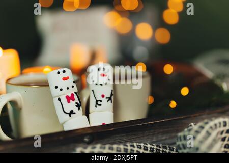 Guimauve bonhomme de neige avec tasse de café, lumières de bokeh, décoration de noël Banque D'Images