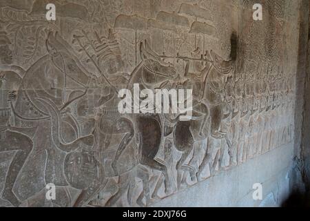 Bas-relief de cavalerie sur les murs d'Angkor Wat Banque D'Images