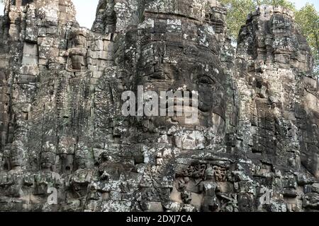 Grand visage sculpté dans le mur d'un temple dans Thom d'Angkor Banque D'Images