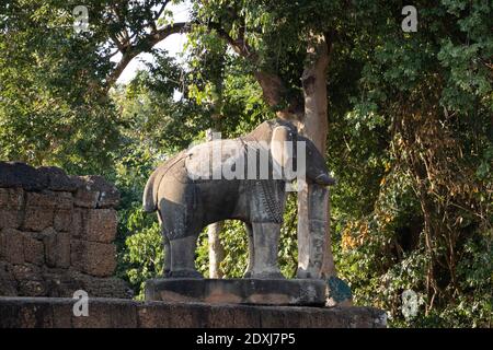 Sculpture en pierre d'un éléphant à Ta Som Banque D'Images