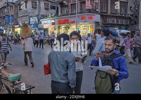 Employés d'entreprises de la zone commerciale Kalbajevi Road, Mumbai, Inde, en début de soirée Banque D'Images