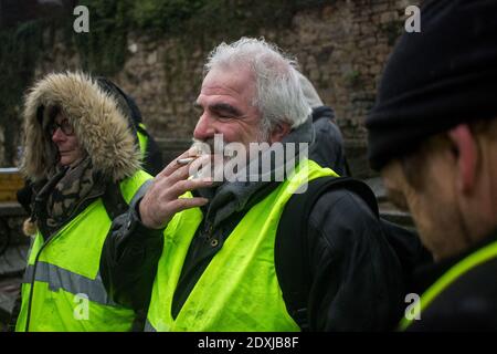 FRA - SOCIETY - GILET JAUNE DE DINAN le samedi 15 décembre, les gilets jaunes manifestent dans le centre-ville de Dinan en Bretagne. FRA - SOCIE Banque D'Images