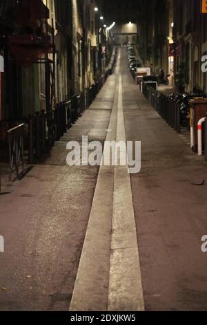 23 décembre 2020 : Marseille, France. 23 décembre 2020. Les rues illuminées de la ville française de Marseille restent vides alors qu'un couvre-feu de nuit est imposé dans le pays pendant la période des fêtes. Malgré la levée d'un verrouillage majeur le 15 décembre, des restrictions contre la propagation du coronavirus restent en place dans le pays pour empêcher une nouvelle poussée des cas de coronavirus. Les mesures comprennent un couvre-feu national de 20 h 00 à 6.00 h, avec un formulaire d'attestation requis en cas de nécessité extrême pour le briser. Le couvre-feu pendant les festivités ne sera levé qu'à la veille de Noël (CRE Banque D'Images