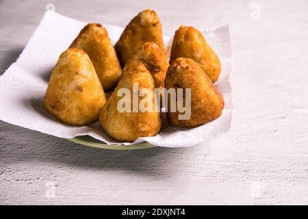 Un plat typique de la cuisine italienne sicilienne des boulettes de riz farcies frites à l'arancini. Vendu dans la rue, sur le marché. Copier l'espace. Banque D'Images