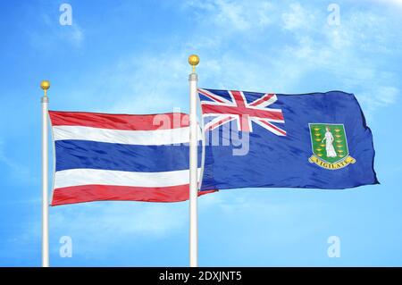 Thaïlande et îles Vierges britanniques deux drapeaux sur les mâts de drapeau et ciel bleu Banque D'Images