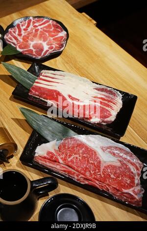 Bœuf Wagyu japonais en tranches frais et cru décoré de noir plaque en céramique Banque D'Images