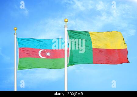 Azerbaïdjan et Bénin deux drapeaux sur les mâts et le ciel bleu Banque D'Images