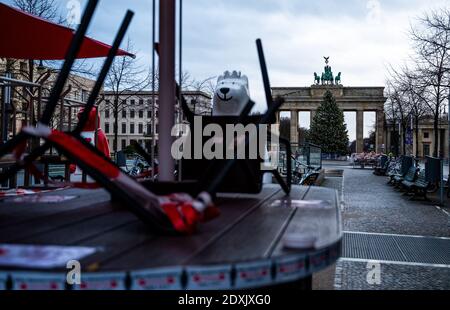 Berlin, Allemagne. 24 décembre 2020. Dans un snack-bar en face de la porte de Brandebourg, les chaises sont placées sur les tables. Credit: Christophe bateau/dpa/Alay Live News Banque D'Images