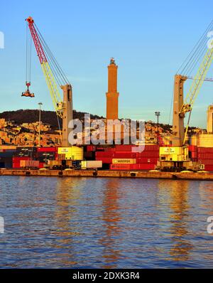 La manipulation de conteneurs à l'intérieur du terminal portuaire derrière la lanterne 13 décembre 2020 Gênes Italie Banque D'Images